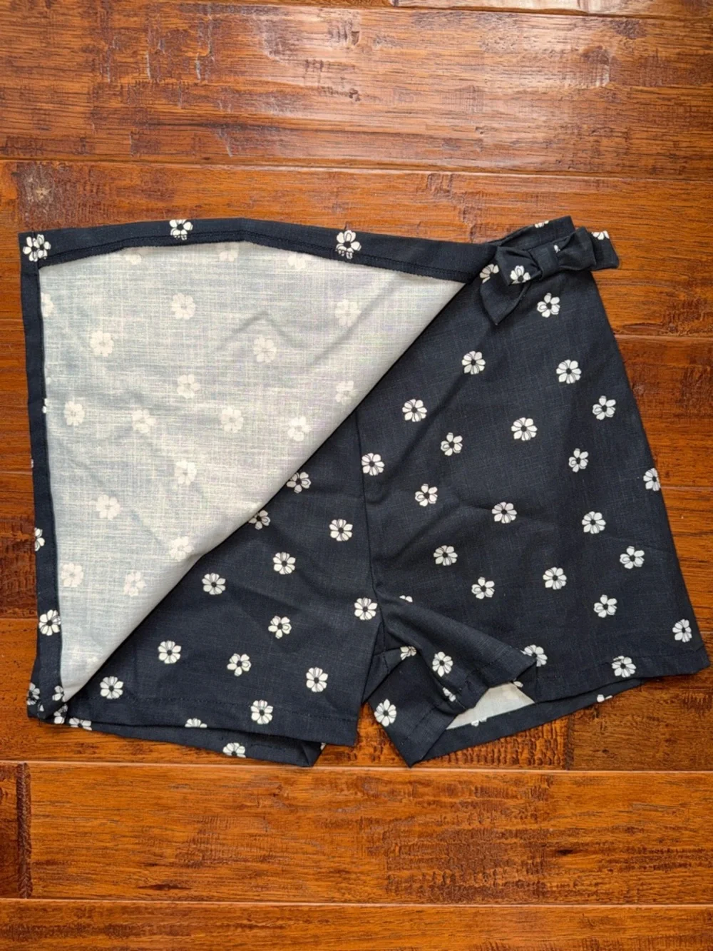 Nicole Miller Black Wrap Skort with White Daisy Print, size 10